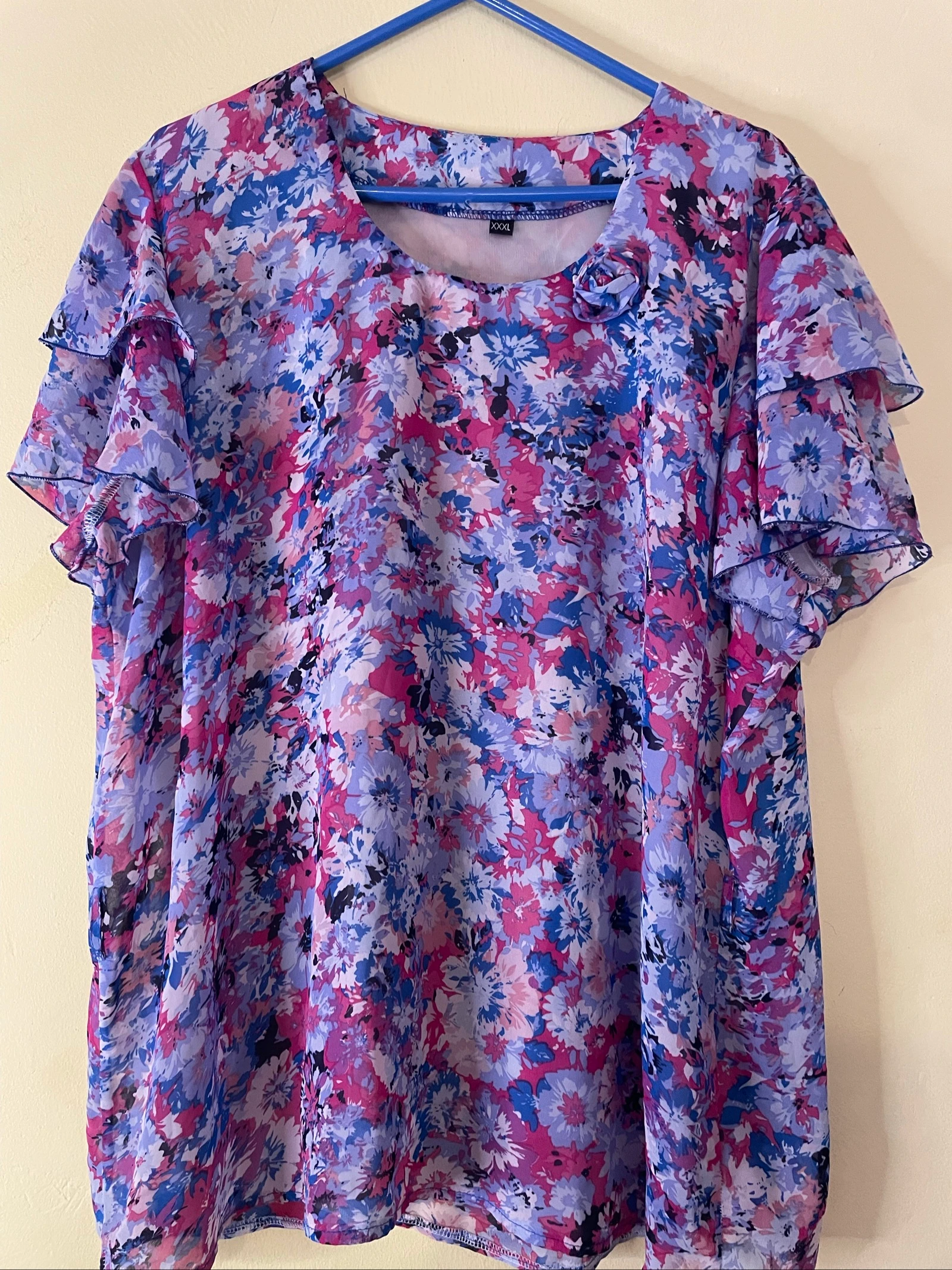 Blusa Feminina XXXL Floral Rosa e Azul com Mangas de Folhos e Flor Decorativa  – photo 2